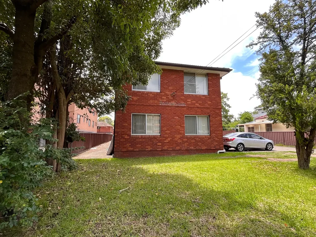POSITIONED IN A SMALL COMPLEX CLOSE TO STATION, VIBRANT SHOPPING VILLAGE, PARKLAND & STATION