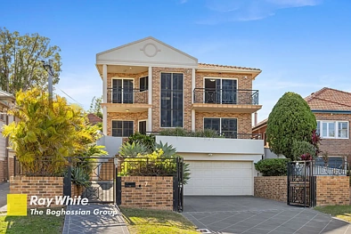 Kingsgrove 5房 令人印象深刻的家庭娱乐住宅，拥有卓越的停车位和工作室 Impressive Family Entertainer with Exceptional Parking & Workshop