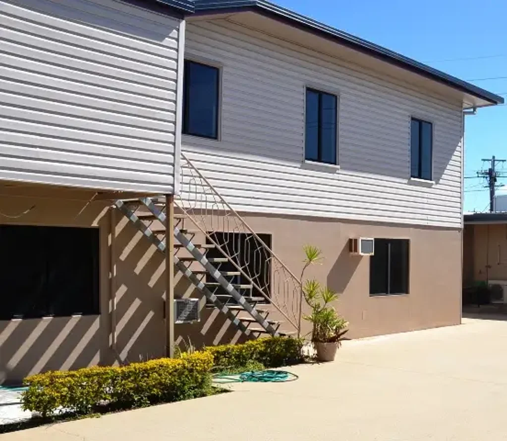 Low maintenance 3 bedroom unit close to shops and hospital