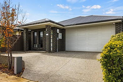 Enfield 3房  Easy Single-Level Living With Two Separate Living Areas!