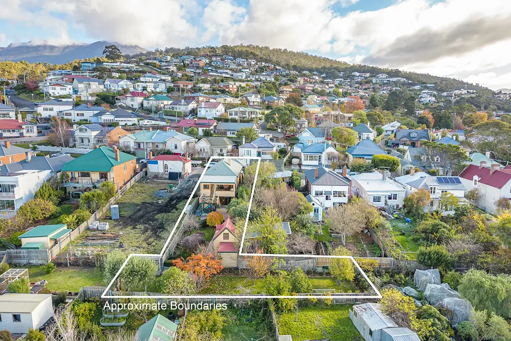 West Hobart 3બેડરૂમ Renovated Character, Remarkable Space & Stunning City/River Views