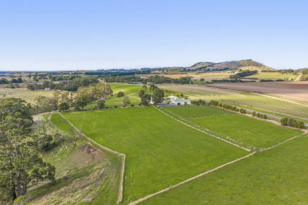 Millbrook 4房  Riverfront Ranch On 50 Acres – A True Country Sanctuary With Unmatched Lifestyle Appeal.