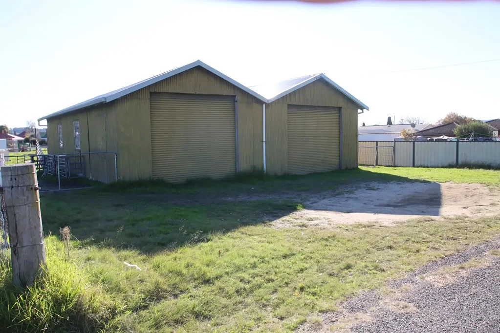 Tenterfield Shed on 1/2 acre