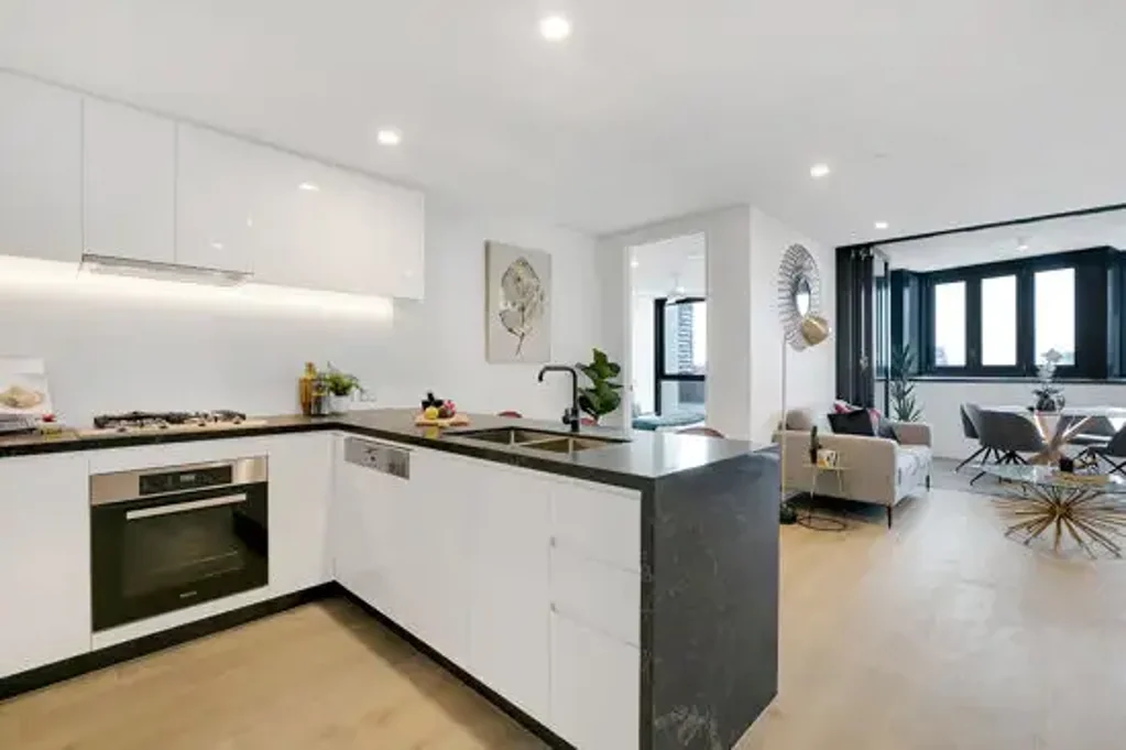 UNFURNISHED 2 BEDROOM 2 BATH  APARTMENT