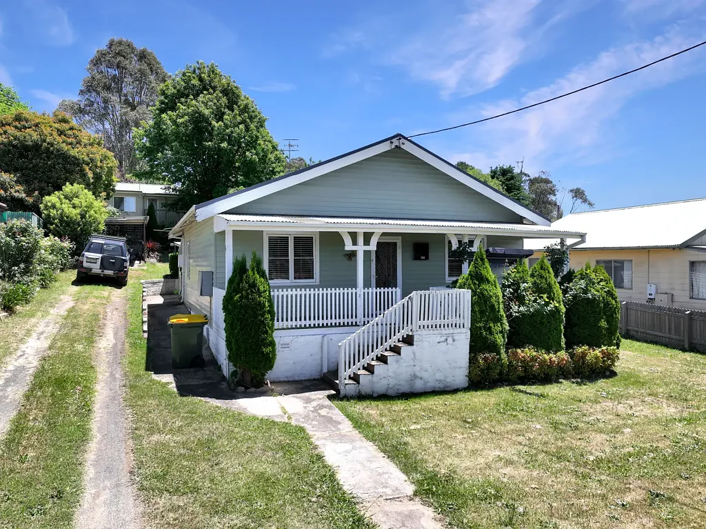 Freshly renovated cottage within walking distance to town