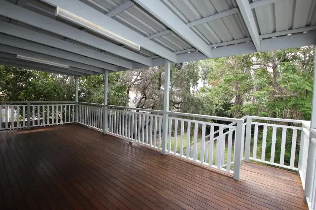 5 BEDROOM HOME & JUST A SHORT WALK TO WOODY POINT WATER FRONT