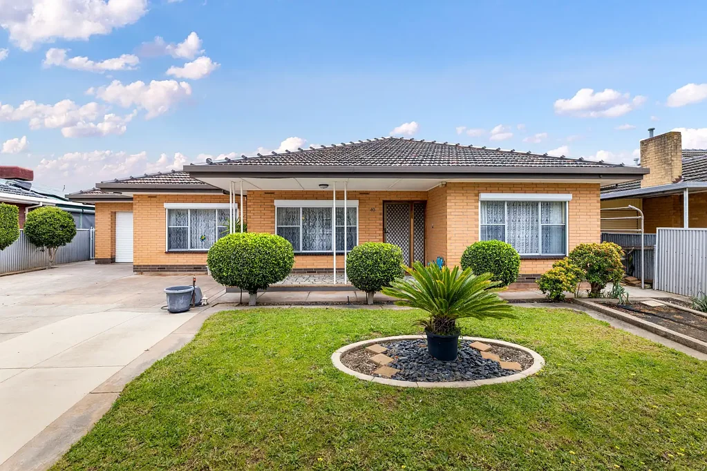 Elizabeth Grove 3Kwarto A Solid-Brick Classic with Size, Scope & Serious Potential.