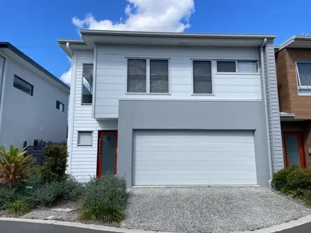 Modern Four Bedroom Townhouse with ducted air con!