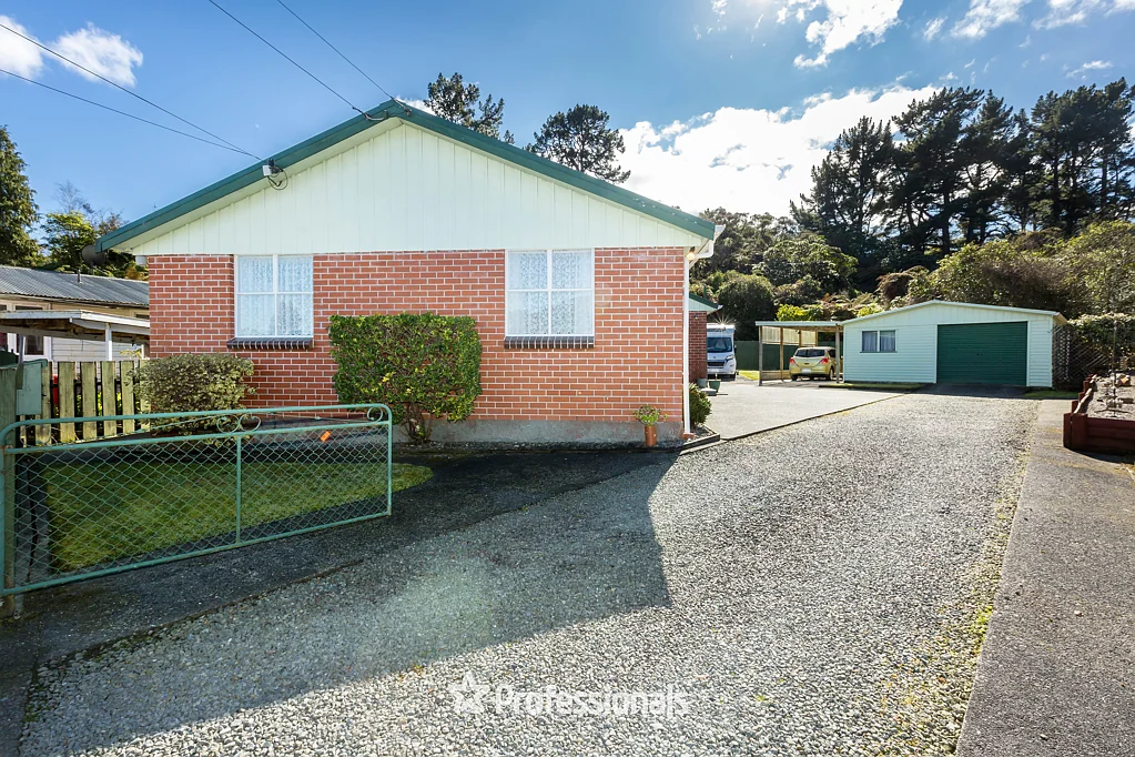 Maoribank 3침실 Quiet Bush Backdrop and Immaculate Brick Home