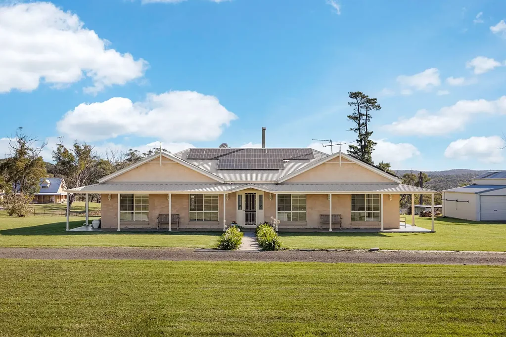 Balmoral Village 4房  Open plan modern family entertainer on 7.5 acres!