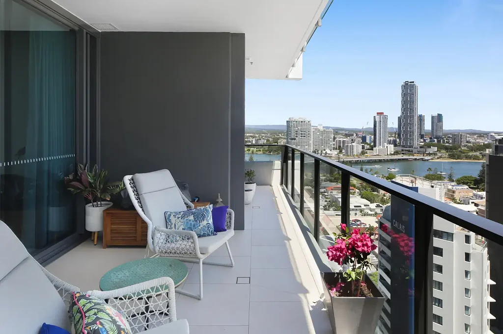 Main Beach 3Moenga Coastal Elegance & Exceptional Value: High-Floor 3-Bed North Facing with Views