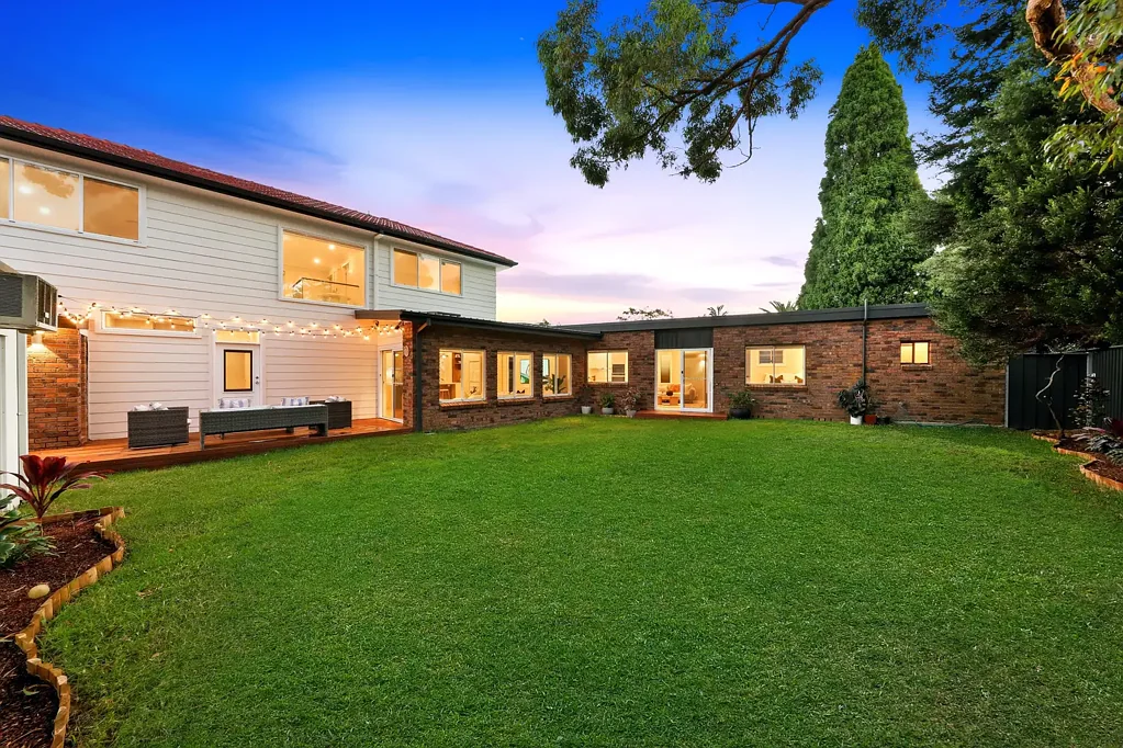 Frenchs Forest 5房 获奖翻新 758平米土地 独立granny flat Taj Mahal厨房 城市景观 宽敞卧室 智能空调 智能照明 近医院学校 Brand-New Interiors, City Outlooks, and a Self-Contained Accommodation