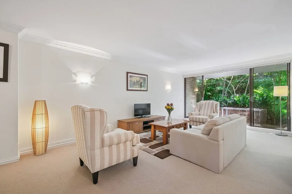 Neutral Bay 2房 海港社区瑰宝 116sqm地权 宽敞101sqm室内 带顶露台 现代厨房 主卧带浴缸 地下室车位 Peace and privacy in an exclusive harbour-side garden setting