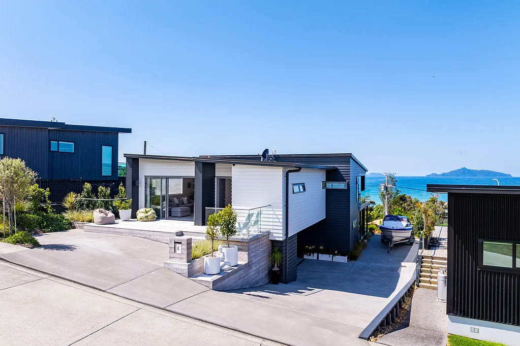 Langs Beach 4कमरा Meticulously Designed for Modern Coastal Living