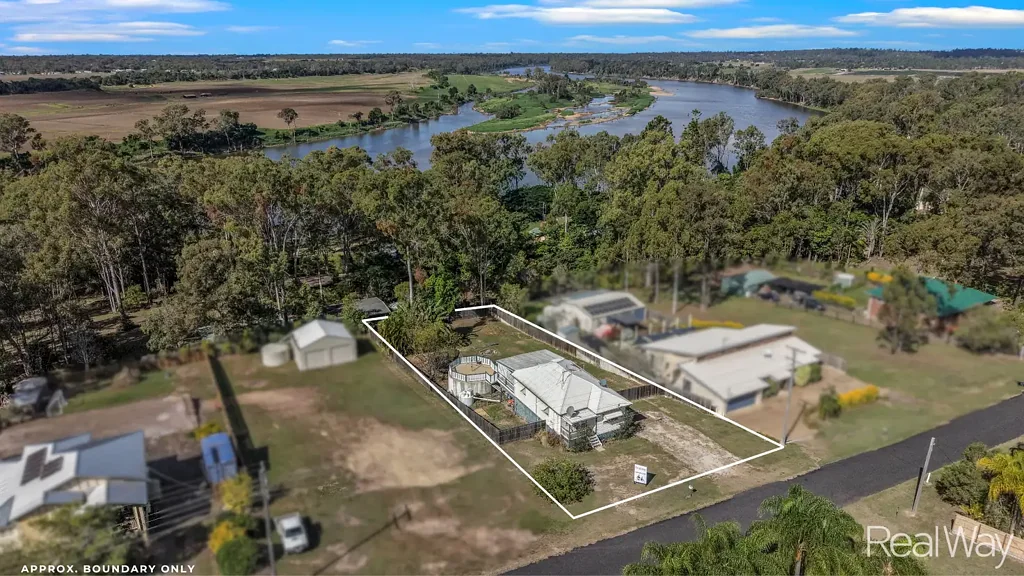 Sharon 2Zimmer Warm, Inviting Living with High-and-Dry Burnett River Outlook