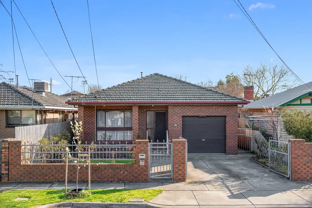 Moonee Ponds 5房 宽敞大宅 455平米地块 5超大卧室 优质地段 行走便利 舒适环境 花园庭院 暖气空调 Prime Location with Character & Potential