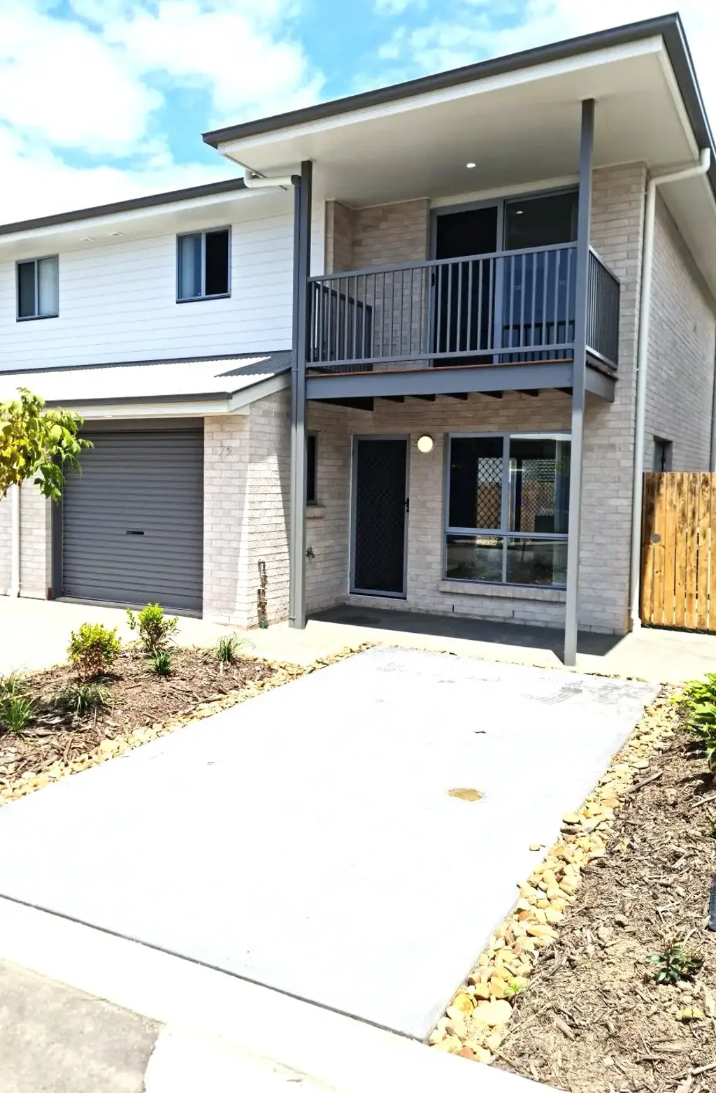 PERFECTLY LOCATED! 3 BEDROOM 2 BATHROOM TOWNHOUSE WITH DUCTED AIR