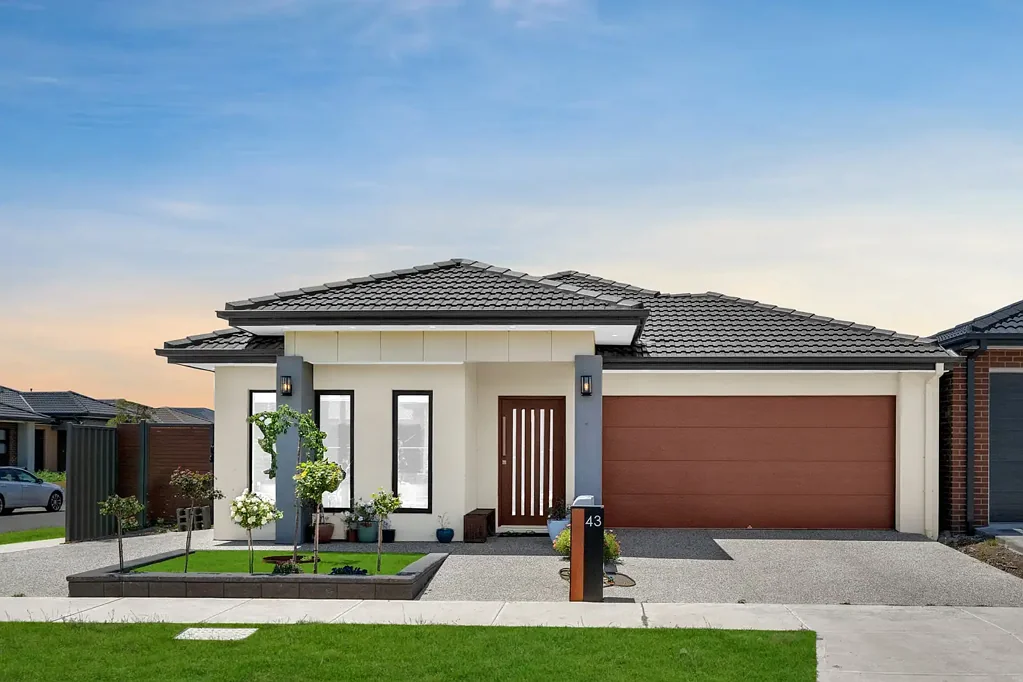 Melton South 4침실 4 Bedroom Upgraded House close to Schools, Opalia Plaza, train Station and upcoming hospital