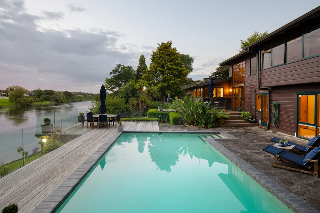 Queenwood 4غرفة نوم Architecturally Designed River Retreat