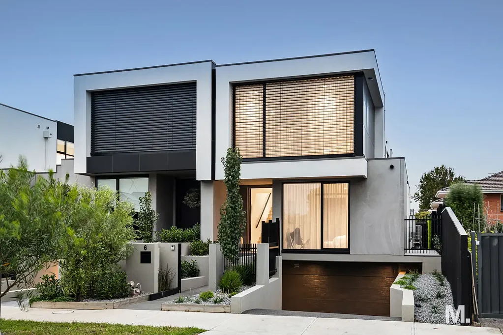 Moonee Ponds 4房 Architecton设计自信 宽敞起居用餐 V-Zug电器 私家跳水池 电梯 三车车库 YOU'RE THE ONE THAT I WANT. OOH. OOH. OOH.
