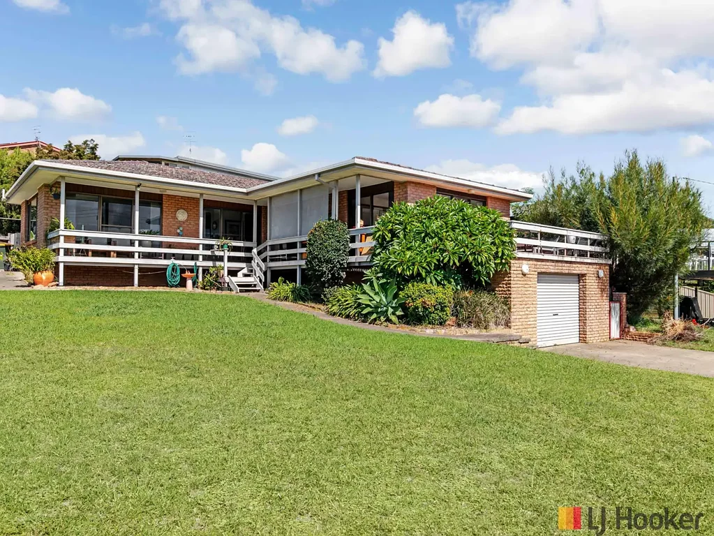 Catalina 2 Slaapkamer Elevated Living with River Glimpses! Nest or Invest!