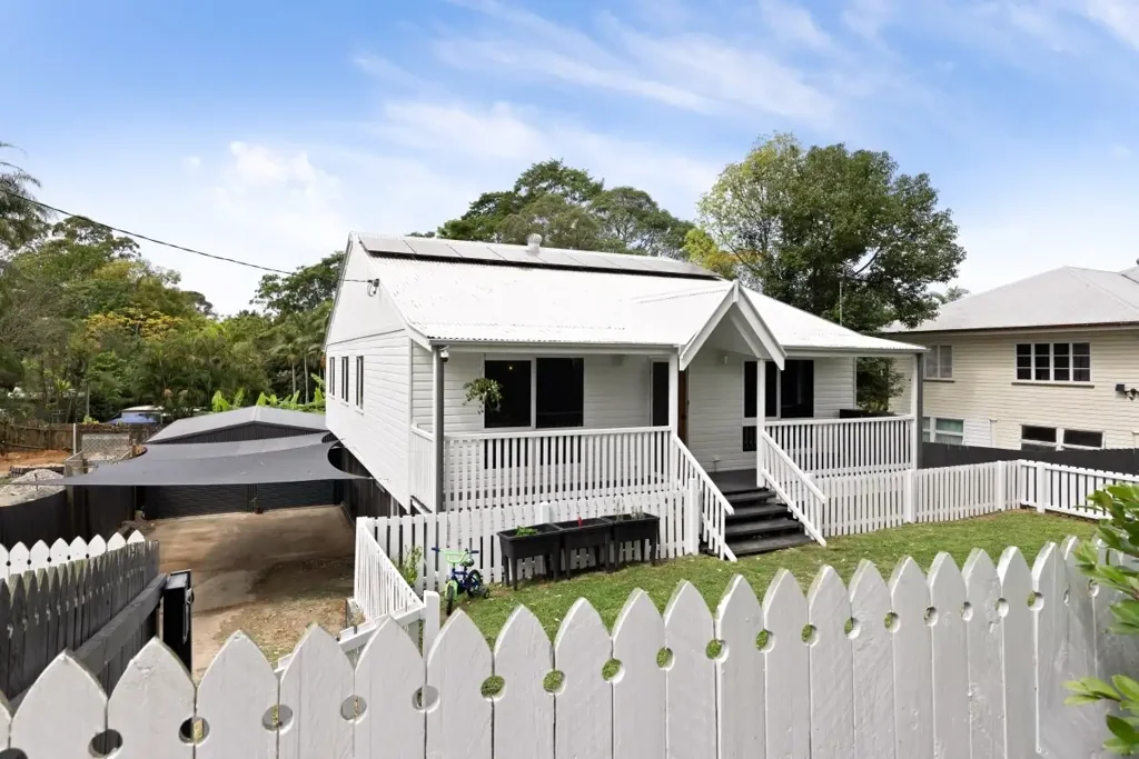 Woombye 4房  Spacious Cottage with Dual-Level Potential on 954m²