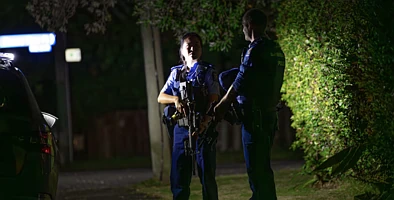 【视频】警方突击行动，北岸绑架案嫌犯酒吧被捕