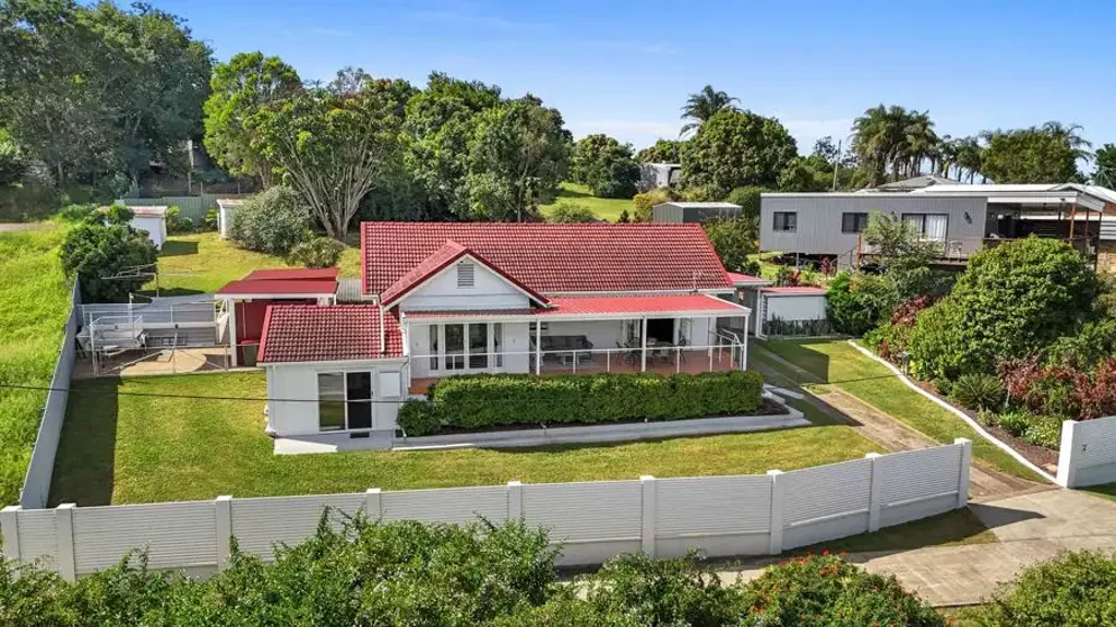 Monkland 3房  RENOVATED HOME WITH SWEEPING VIEWS TO THE MARY VALLEY