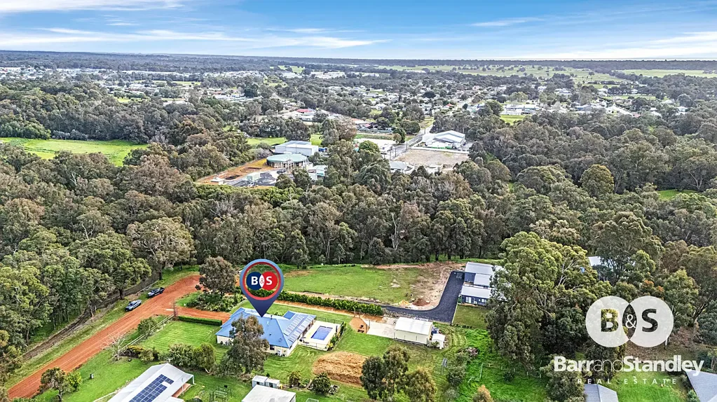 Capel 4房  Spacious Family Home with Pool, Shed and Stunning Views in Capel