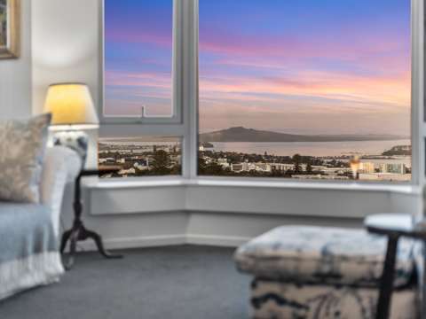 Epsom 2部屋 Timeless appeal with a 'moving scene'