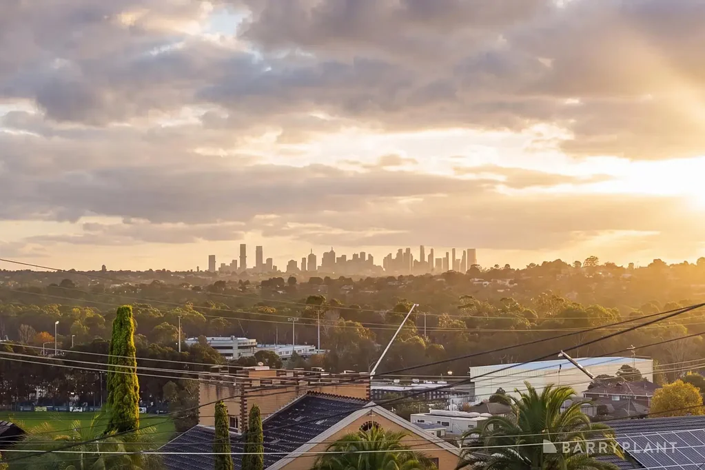 Bulleen 4房 位于著名的 Yarraleen Estate，坐拥城市全景 Panoramic City Views in Prestigious Yarraleen Estate