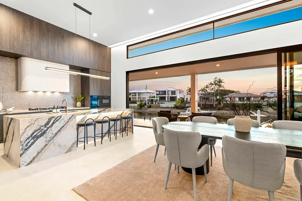 Bundall 4房  Brand New, Bold and Breathtaking: Contemporary Luxe Waterfront Masterpiece