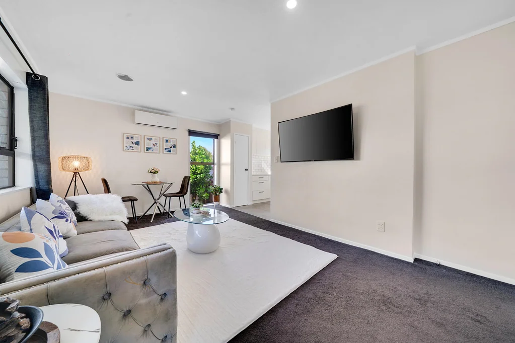 Manurewa 2 Slaapkamer Space, Sun & Urgency - Owners Moving to Australia!