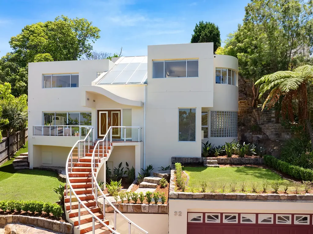 East Killara 5房 建筑设计风格 珍贵北向后方 五卧四套间 设计师燃气厨房 无缝室内外流动 双车库 步行名校 Architecturally bold luxury in a premier locale