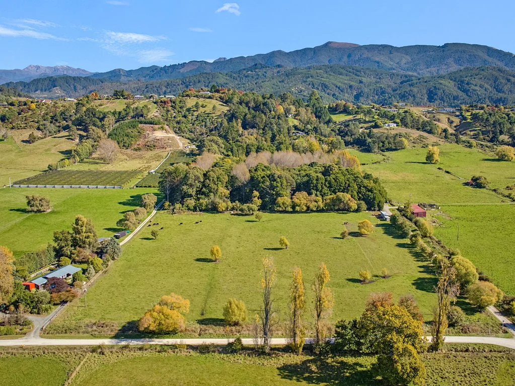 Lower Moutere 3 Bedroom Endless Opportunities in a Prime Location!