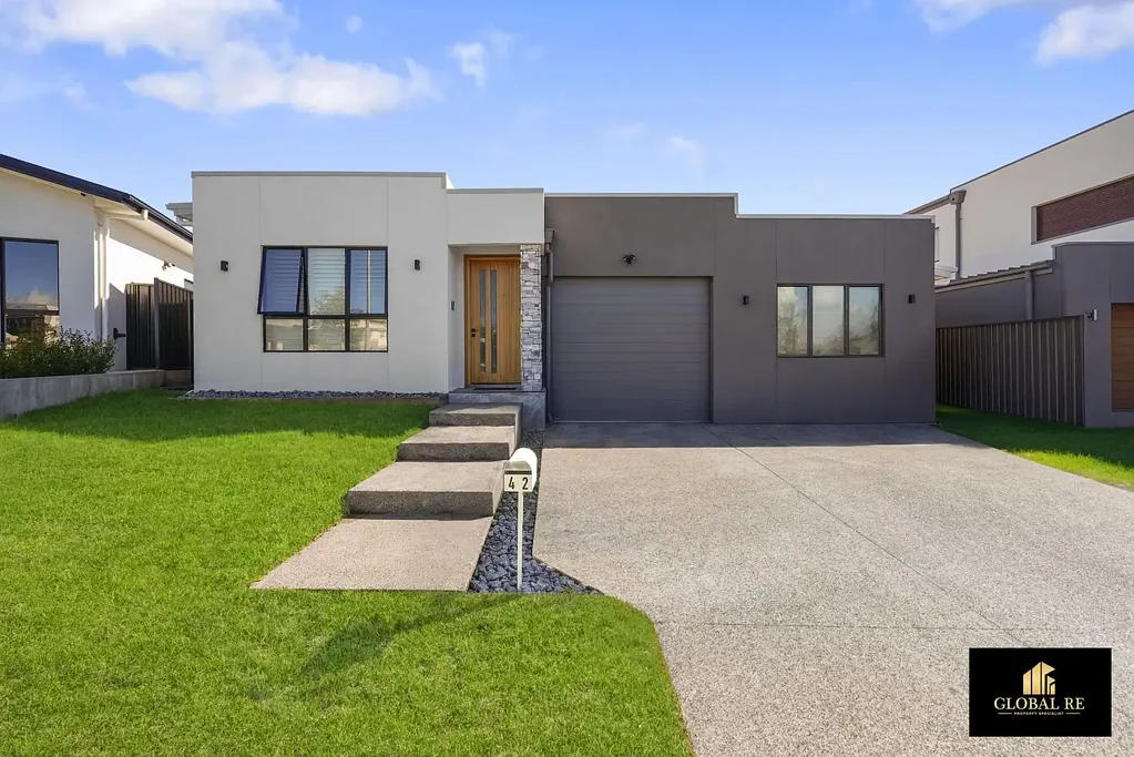 Rosemeadow 7 Bedroom Dual Living Opportunity - Under 1 Year Old -
5 Bedroom Home + 2 Bedroom Granny Flat