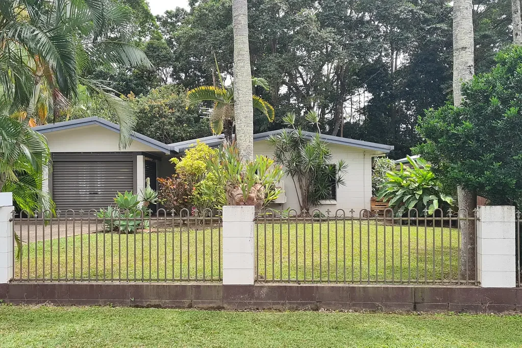 Family abode with Tropical Surrounds