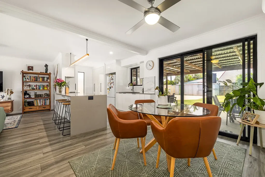 Banyo 3房 Banyo宁静社区 634m²宽敞地块 全新翻新住宅 开放式布局 大型后院 侧方通道 车辆存储空间 Low-Set Living in the Heart of Banyo