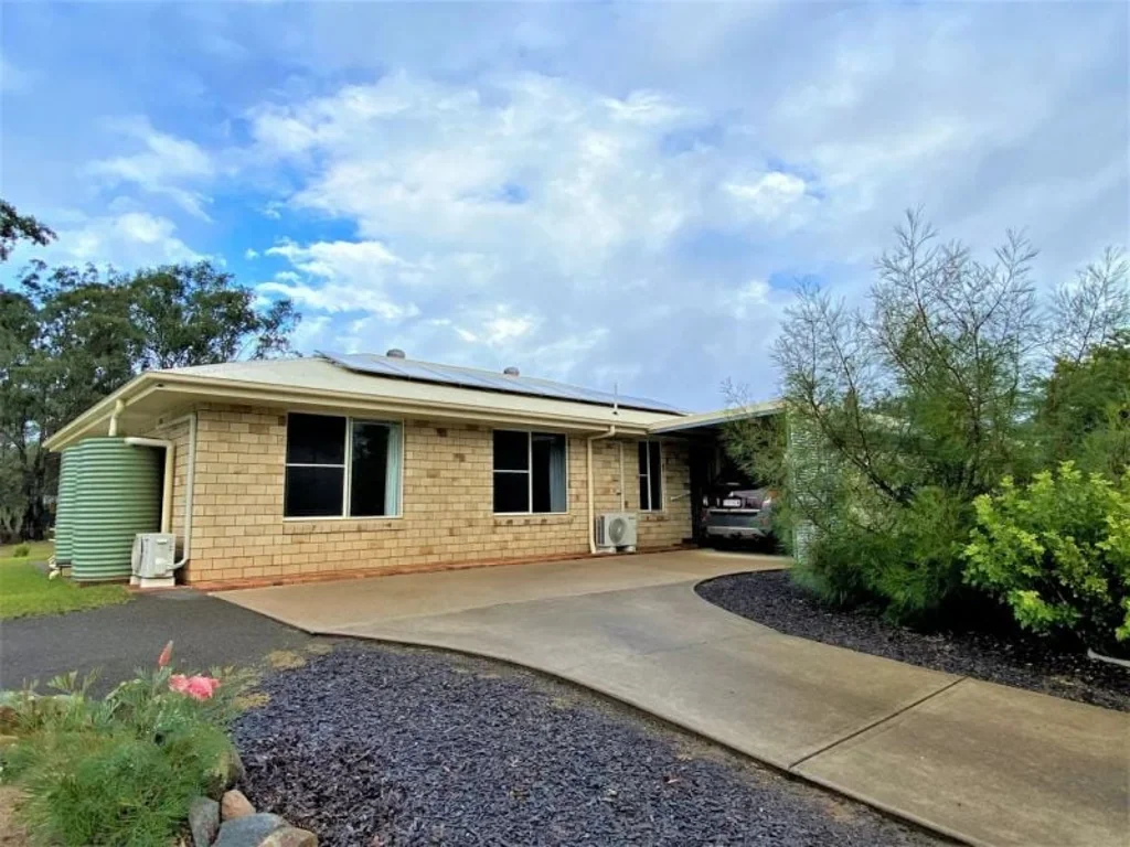 Nanango 3房  Under Contract 
Modern Brick Home on Quarter Acre