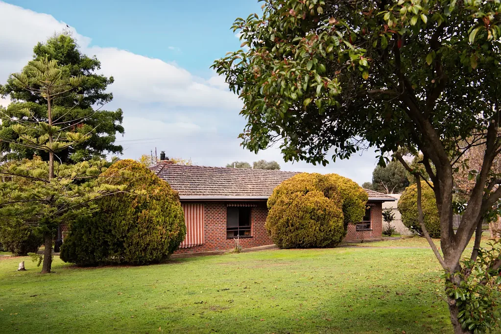 Maldon 3房  Solid home with space, land and serious workshop appeal