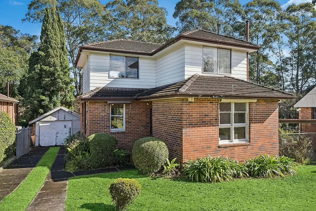 North Ryde 3 Slaapkamer Original two level family home of immense potential