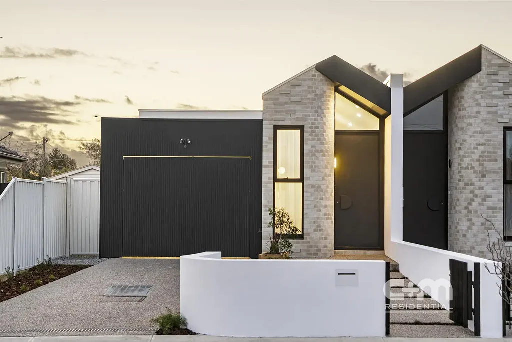 Glenroy 3 Slaapkamer Curves, Ceilings & Class!