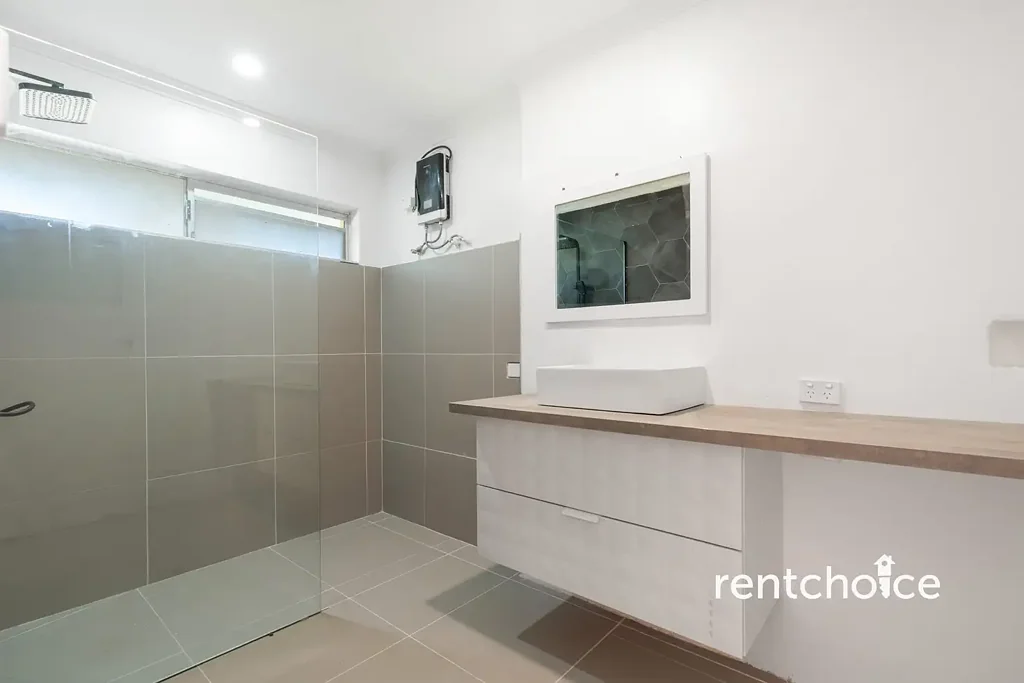 Renovated Modern 2-Bedroom Unit Backing Onto Parkland