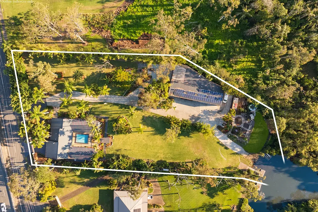 Helensvale 4 Slaapkamer Exceptional Development Opportunity! Acreage Land with Large Shed, Hobby Garden and Water Access