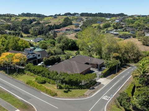 Flat Bush 7部屋 Home & Income Lifestyle Dream – A Rare Opportunity