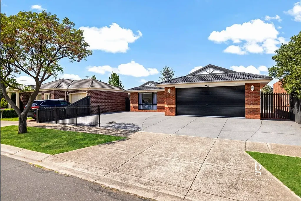 Hillside 4房 宽敞四卧住宅 625m²宽地块 主卧带步入式衣帽间 多个生活区 开放式厨房不锈钢电器 全屋管道供暖 管道真空系统 双遥控车库 低维护花园 学校公园购物中心近 Elegant Family Living in a Prime Hillside Location