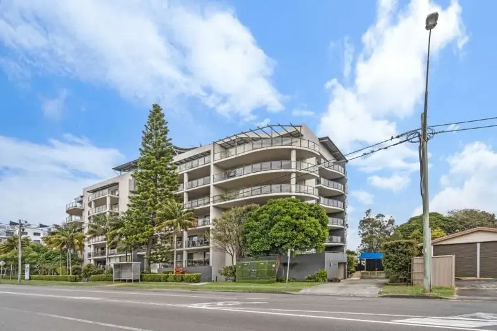 Stylish Coastal Living – Prime Position in The Entrance