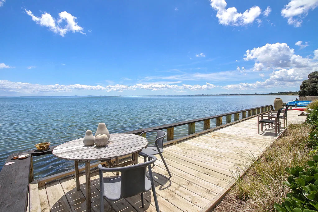 Clarks Beach 5chambre Escape to a magical 5 Brm waterfront retreat!