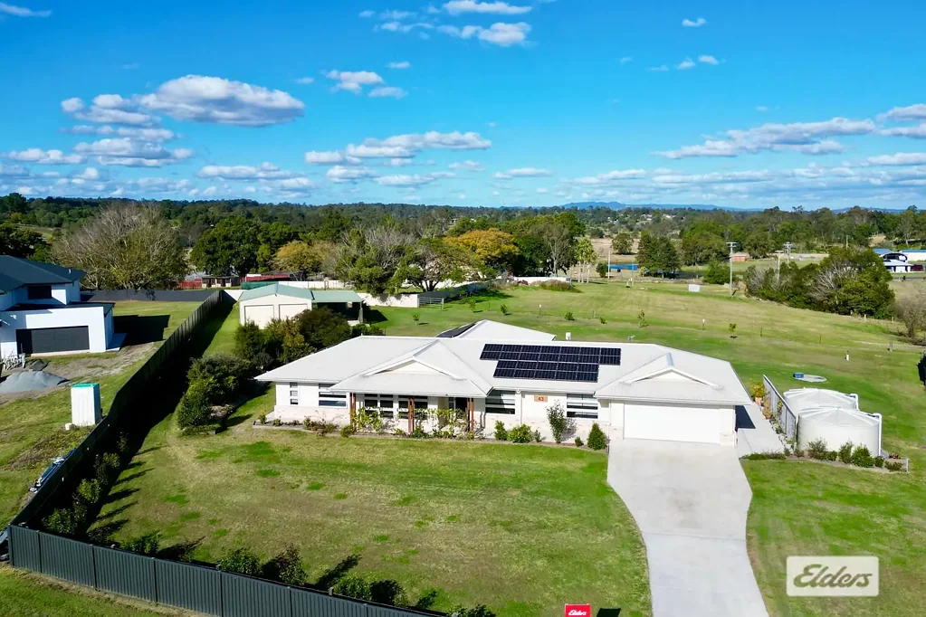 Chatsworth 4 Bedroom Spacious Family Living on a Beautiful Quiet Acre