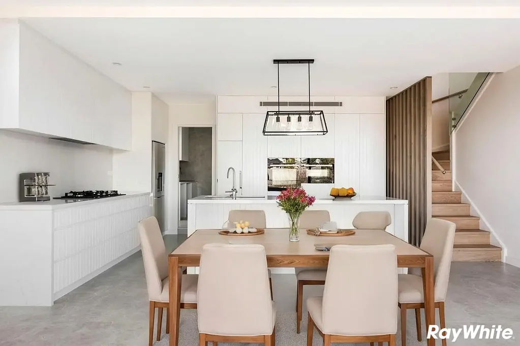 Modern Home in close proximity to Putney Village